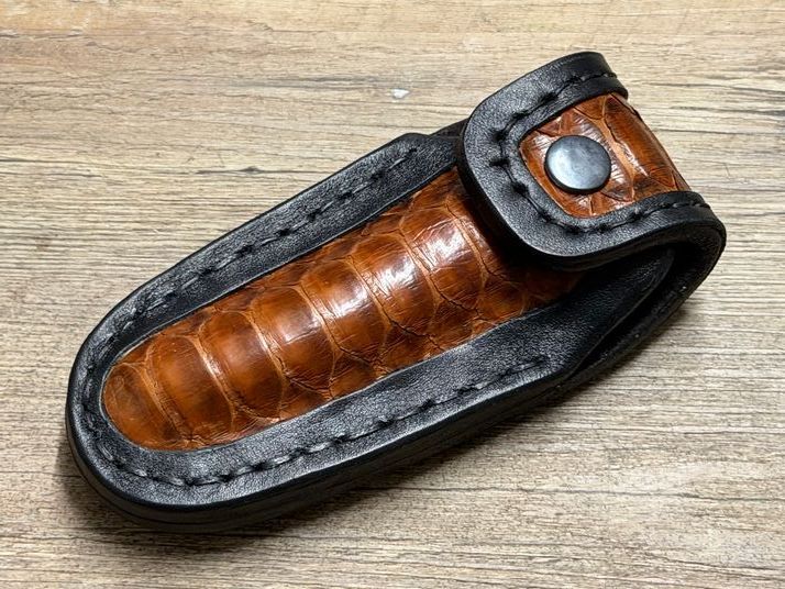 Exklusives Gürtellederholster mit Schlangenleder für Laguiole Taschenmesser bis 12 cm mit und ohne Doppelplatine Exklusives Gürtellederholster mit Schlangenleder für Laguiole Taschenmesser bis 12 cm mit und ohne Doppelplatine
