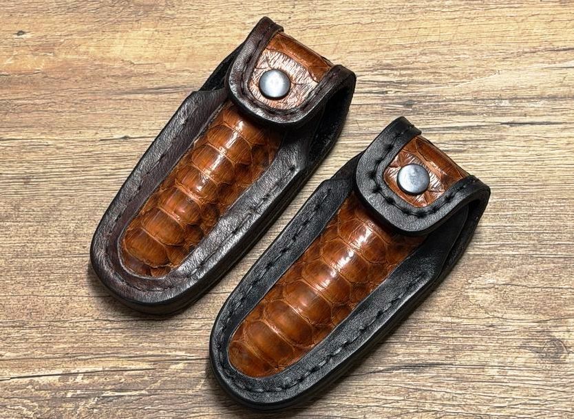 Exklusives Gürtellederholster mit Schlangenleder für Laguiole Taschenmesser bis 12 cm mit und ohne Doppelplatine, schwarz oder dunkelbraun Exklusives Gürtellederholster mit Schlangenleder für Laguiole Taschenmesser bis 12 cm mit und ohne Doppelplatine, schwarz oder dunkelbraun
