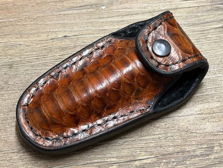 Exklusives Gürtellederholster mit Schlangenleder für Laguiole Taschenmesser bis 12 cm mit und ohne Doppelplatine Exklusives Gürtellederholster mit Schlangenleder für Laguiole Taschenmesser bis 12 cm mit und ohne Doppelplatine