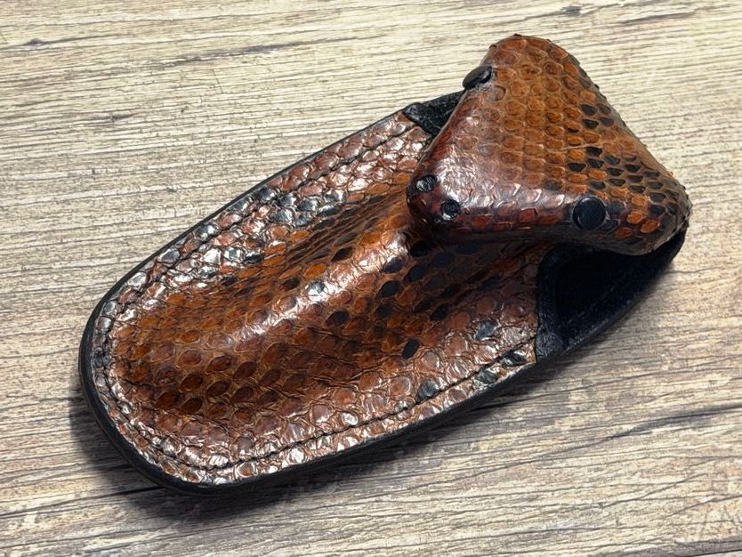 Exklusives und einzigartiges Schlangenkopf-Gürtellederholster für Laguiole Taschenmesser bis 12 cm mit und ohne Doppelplatine und für alle hier eingestellten Taschenmesser