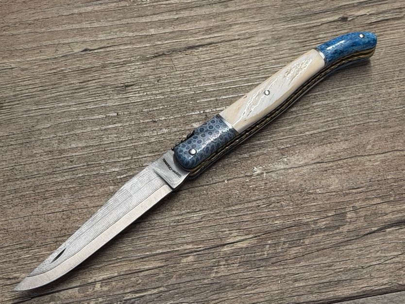 Unikat, Laguiole Taschenmesser voller Griff, Doppelplatine, alte Mouche, Coutellerie Goyon-Chazeau, Griff Narwalzahn mit fossiler Koralle und Oosik, Klinge japanischer Damast, Etui Unikat, Laguiole Taschenmesser voller Griff, Doppelplatine, alte Mouche, Coutellerie Goyon-Chazeau, Griff Narwalzahn mit fossiler Koralle und Oosik, Klinge japanischer Damast, Etui