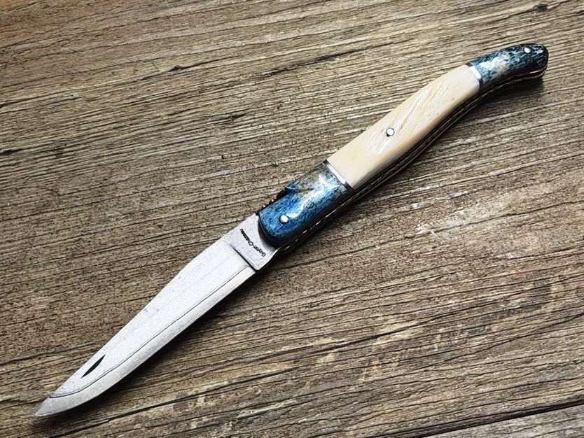 Unikat, Laguiole Taschenmesser voller Griff, Doppelplatine, alte Mouche, Coutellerie Goyon-Chazeau, Griff Narwalzahn mit fossilem Oosik, Klinge japanischer Damast, Etui