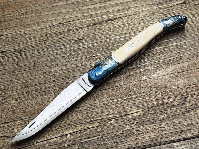 Unikat, Laguiole Taschenmesser voller Griff, Doppelplatine, alte Mouche, Coutellerie Goyon-Chazeau, Griff Narwalzahn mit fossilem Oosik, Klinge japanischer Damast, Etui Unikat, Laguiole Taschenmesser voller Griff, Doppelplatine, alte Mouche, Coutellerie Goyon-Chazeau, Griff Narwalzahn mit fossilem Oosik, Klinge japanischer Damast, Etui