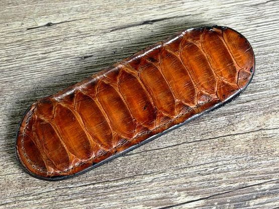 Edles und sehr weiches Steck-Etui aus Schlangenleder (Echtleder), große Rückenschuppen, für Laguiole Taschenmesser bis 12 cm und alle hier eingestellten Taschenmesser bis 12 cm Grifflänge,