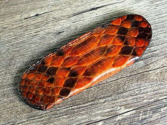 Edles und sehr weiches Steck-Etui aus Schlangenleder (Echtleder), einzigartige Zeichnung für Laguiole Taschenmesser bis 12 cm und alle hier eingestellten Taschenmesser bis 12 cm Grifflänge