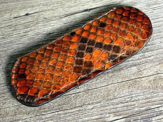 Edles und sehr weiches Steck-Etui aus Schlangenleder (Echtleder), einzigartige Zeichnung für Laguiole Taschenmesser bis 12 cm und alle hier eingestellten Taschenmesser bis 12 cm Grifflänge Edles und sehr weiches Steck-Etui aus Schlangenleder (Echtleder), einzigartige Zeichnung für Laguiole Taschenmesser bis 12 cm und alle hier eingestellten Taschenmesser bis 12 cm Grifflänge