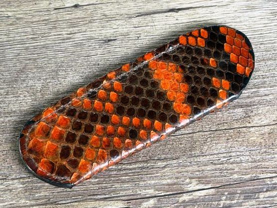 Edles und sehr weiches Steck-Etui aus Schlangenleder (Echtleder), einzigartige Zeichnung für Laguiole Taschenmesser bis 12 cm und alle hier eingestellten Taschenmesser bis 12 cm Grifflänge Edles und sehr weiches Steck-Etui aus Schlangenleder (Echtleder), einzigartige Zeichnung für Laguiole Taschenmesser bis 12 cm und alle hier eingestellten Taschenmesser bis 12 cm Grifflänge