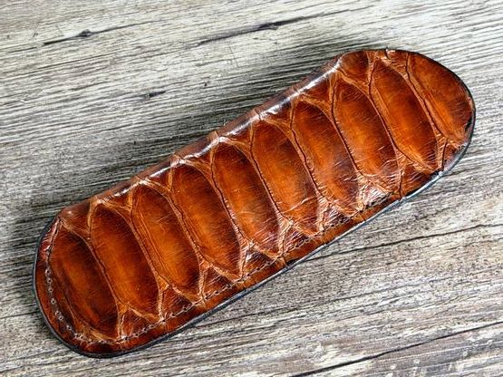 Edles und sehr weiches Steck-Etui aus Schlangenleder (Echtleder), große Rückenschuppen, für Laguiole Taschenmesser bis 12 cm und alle hier eingestellten Taschenmesser bis 12 cm Grifflänge,