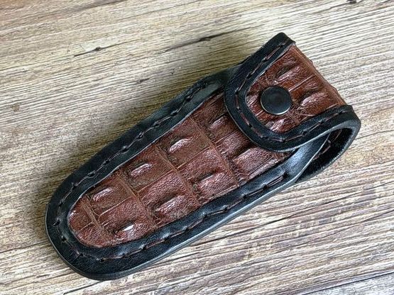 Exklusives Gürtellederholster mit Krokodilleder choco für Laguiole Taschenmesser bis 12 cm und alle hier eingestellten Taschenmesser Exklusives Gürtellederholster mit Krokodilleder choco für Laguiole Taschenmesser bis 12 cm und alle hier eingestellten Taschenmesser