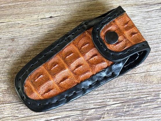 Exklusives Gürtellederholster mit Krokodilleder hellbraun für Laguiole Taschenmesser bis 12 cm und alle hier eingestellten Taschenmesser Exklusives Gürtellederholster mit Krokodilleder hellbraun für Laguiole Taschenmesser bis 12 cm und alle hier eingestellten Taschenmesser