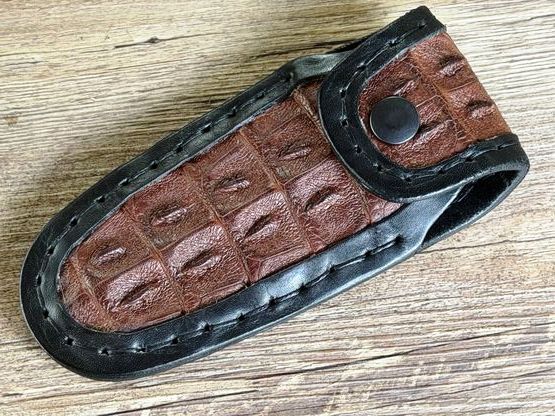 Exklusives Gürtellederholster mit Krokodilleder choco für Laguiole Taschenmesser bis 12 cm und alle hier eingestellten Taschenmesser