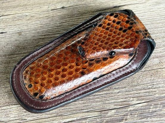 Exklusives und einzigartiges Schlangenkopf-Gürtellederholster für Laguiole Taschenmesser bis 12 cm mit und ohne Doppelplatine und für weitere schlanke Taschenmesser