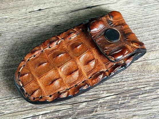 Exklusives Gürtellederholster mit Krokodilleder hellbraun für Laguiole Taschenmesser bis 11 cm und alle hier eingestellten Taschenmesser bis 11 cm Exklusives Gürtellederholster mit Krokodilleder hellbraun für Laguiole Taschenmesser bis 11 cm und alle hier eingestellten Taschenmesser bis 11 cm