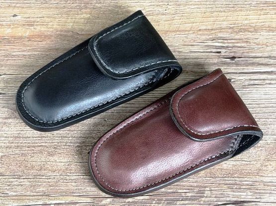 Gürtellederholster Deluxe aus feinstem Rindsleder mit Schaumeinlage, doppelt vernäht, innen ausgekleidet mit Nubuk, für alle hier eingestellten und angebotenen Taschenmesser, Farbe braun oder schwarz Gürtellederholster Deluxe aus feinstem Rindsleder mit Schaumeinlage, doppelt vernäht, innen ausgekleidet mit Nubuk, für alle hier eingestellten und angebotenen Taschenmesser, Farbe braun oder schwarz