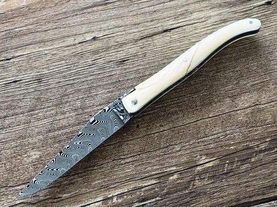 Laguiole en Aubrac 12 cm, Voller Griff, Doppelplatine, Klinge Balbach-Damast, Griff Elfenbein vom Narwalzahn poliert, Etui Laguiole en Aubrac 12 cm, Voller Griff, Doppelplatine, Klinge Balbach-Damast, Griff Elfenbein vom Narwalzahn poliert, Etui