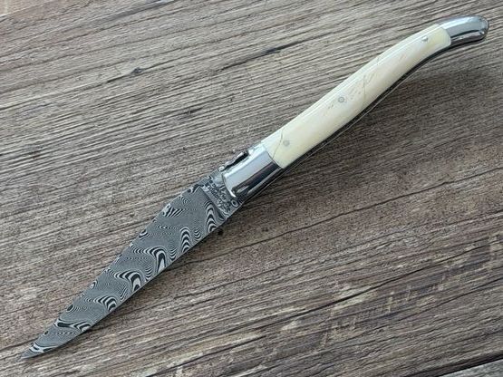 Laguiole en Aubrac 12 cm, Doppelplatine, Klinge Balbach-Damast, Griff Elfenbein vom Narwalzahn poliert, Etui Laguiole en Aubrac 12 cm, Doppelplatine, Klinge Balbach-Damast, Griff Elfenbein vom Narwalzahn poliert, Etui