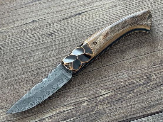 Unikat, Französisches Taschenmesser Manu Laplace 1515, Kollektion Primitiv, Griff Mammutelfenbein, patinierte Bronzemitres, 300 Lagen rostfreier Damaststahl,  Ressort verziert, Etui und Holster