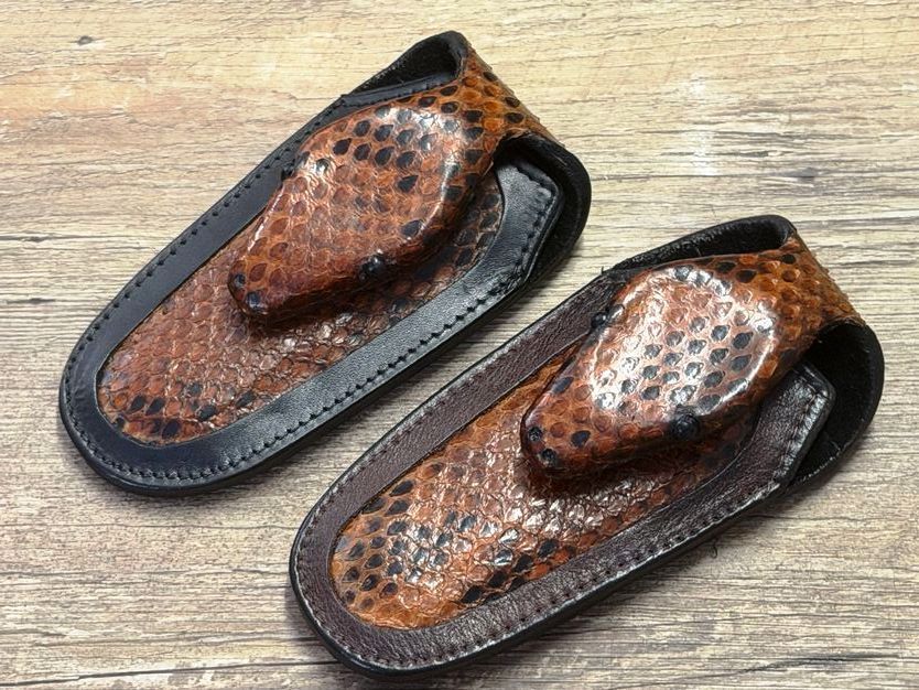 Exklusives und einzigartiges Schlangenkopf-Gürtellederholster für Laguiole Taschenmesser bis 12 cm mit und ohne Doppelplatine , wahlweise schwarz oder braun Exklusives und einzigartiges Schlangenkopf-Gürtellederholster für Laguiole Taschenmesser bis 12 cm mit und ohne Doppelplatine , wahlweise schwarz oder braun