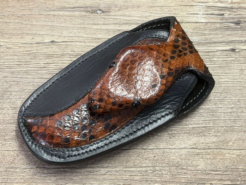 Exklusives und einzigartiges Schlangenkopf-Gürtellederholster für Laguiole Taschenmesser bis 12 cm mit und ohne Doppelplatine Exklusives und einzigartiges Schlangenkopf-Gürtellederholster für Laguiole Taschenmesser bis 12 cm mit und ohne Doppelplatine