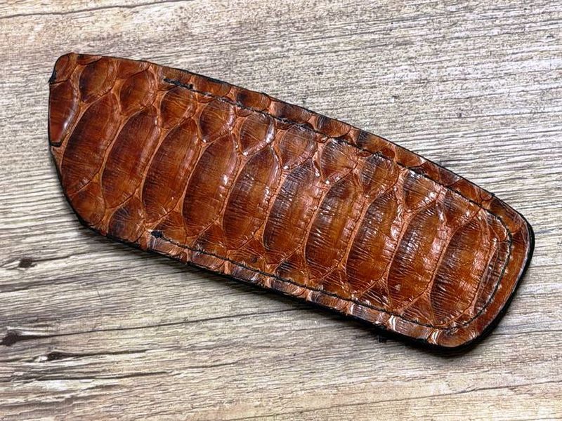 Edles und sehr weiches Steck-Etui aus Schlangenleder (Echtleder), große Rückenschuppen, für Laguiole Taschenmesser bis 12 cm und alle hier eingestellten Taschenmesser bis 12 cm Grifflänge Edles und sehr weiches Steck-Etui aus Schlangenleder (Echtleder), große Rückenschuppen, für Laguiole Taschenmesser bis 12 cm und alle hier eingestellten Taschenmesser bis 12 cm Grifflänge