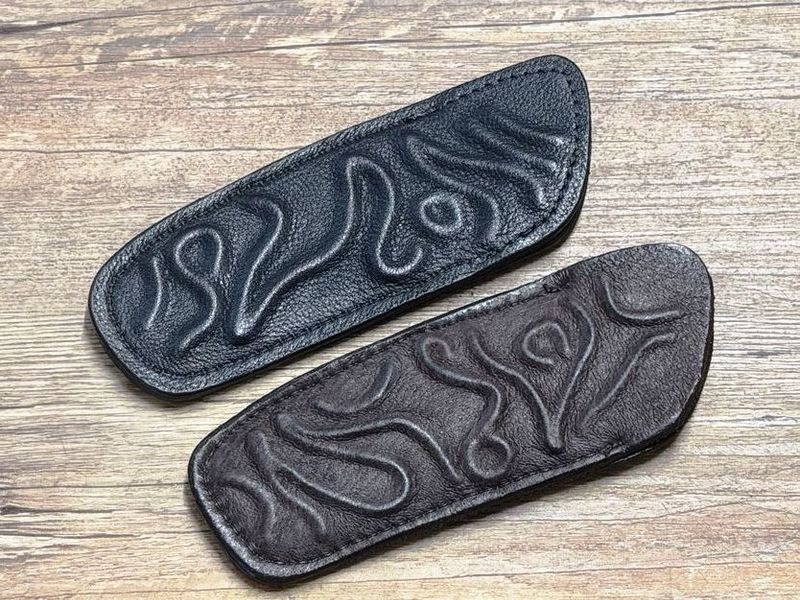 Etui Tribal, wahlweise schwarz oder braun, sehr weiches Etui aus Kalbsleder, innen Nubukleder für Laguiole Messer bis 12 cm mit oder ohne Doppelplatine und andere schlanke Taschenmesser Etui Tribal, wahlweise schwarz oder braun, sehr weiches Etui aus Kalbsleder, innen Nubukleder für Laguiole Messer bis 12 cm mit oder ohne Doppelplatine und andere schlanke Taschenmesser