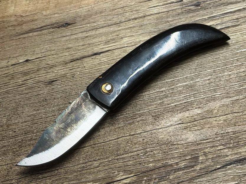 Cornicciolu , korsisches Hirtenmesser,  Griff Widderhorn, roh belassene Karbonklinge, Alexandre Musso, Messer Nr. 16