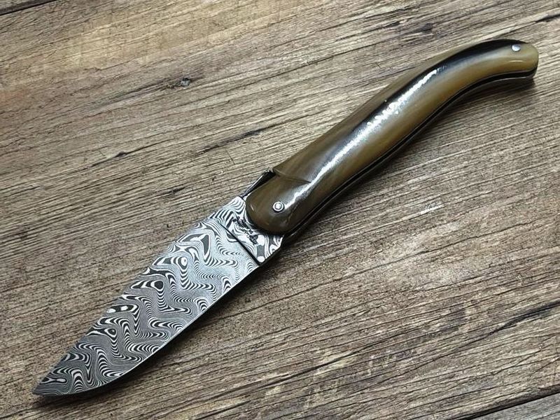 Laguiole en Aubrac , schweres Jagdmesser 14 cm, geflammte Hornspitze, Klinge 320 Lagen Balbach-Damast, Gürtellederholster, Messer Nr. 2 Laguiole en Aubrac , schweres Jagdmesser 14 cm, geflammte Hornspitze, Klinge 320 Lagen Balbach-Damast, Gürtellederholster, Messer Nr. 2