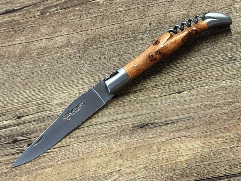 Pilgermesser Laguiole en Aubrac 12 cm mit Doppelplatine, Korkenzieher und Jakobsmuschel, Griff Wacholder, Messer Nr. 2 Pilgermesser Laguiole en Aubrac 12 cm mit Doppelplatine, Korkenzieher und Jakobsmuschel, Griff Wacholder, Messer Nr. 2