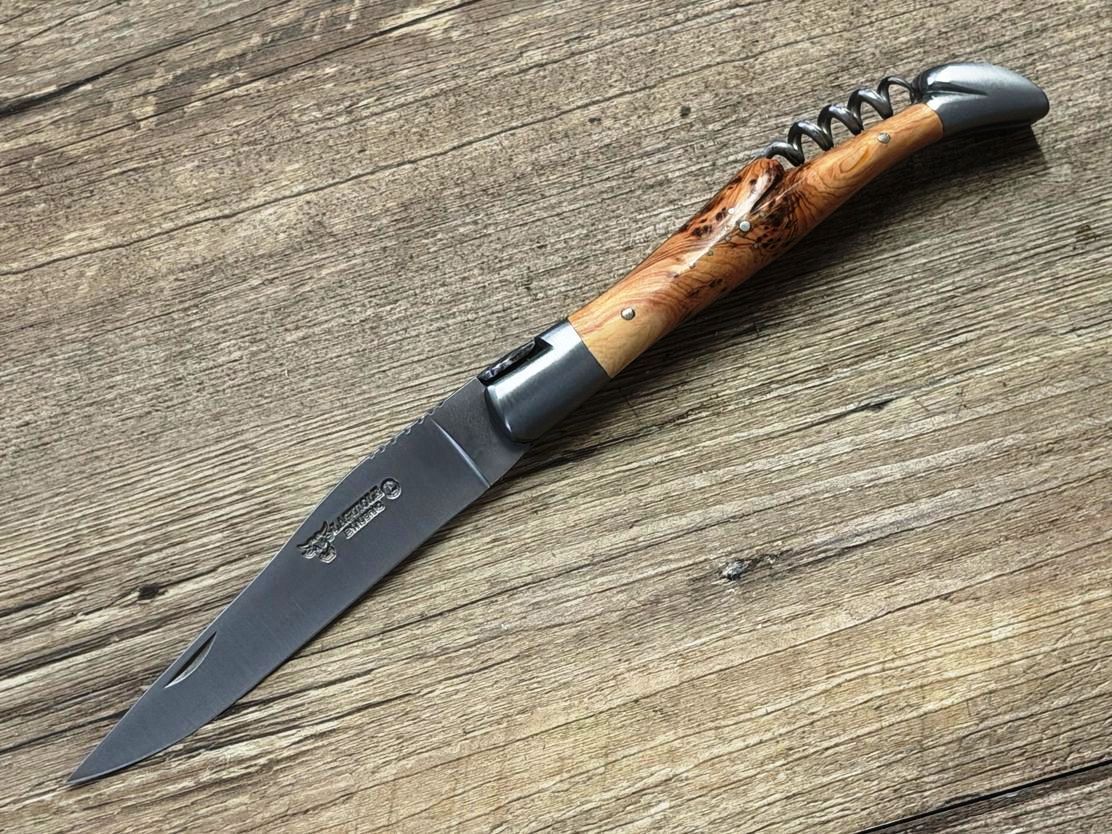Pilgermesser Laguiole en Aubrac 12 cm mit Doppelplatine, Korkenzieher und Jakobsmuschel, Griff Wacholder, Messer Nr. 1 Pilgermesser Laguiole en Aubrac 12 cm mit Doppelplatine, Korkenzieher und Jakobsmuschel, Griff Wacholder, Messer Nr. 1