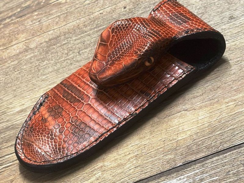 Exklusives und einzigartiges Echsenkopf-Gürtellederholster für Laguiole und schlanke Taschenmesser bis 12 cm mit und ohne Doppelplatine Exklusives und einzigartiges Echsenkopf-Gürtellederholster für Laguiole und schlanke Taschenmesser bis 12 cm mit und ohne Doppelplatine