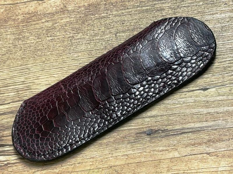 Edles Steck-Etui aus Straußenleder (Echtleder), Farbe Bordeaux, große Beinschuppen, für Laguiole Taschenmesser bis 12 cm und alle hier eingestellten Taschenmesser bis 12 cm Grifflänge, Edles Steck-Etui aus Straußenleder (Echtleder), Farbe Bordeaux, große Beinschuppen, für Laguiole Taschenmesser bis 12 cm und alle hier eingestellten Taschenmesser bis 12 cm Grifflänge,