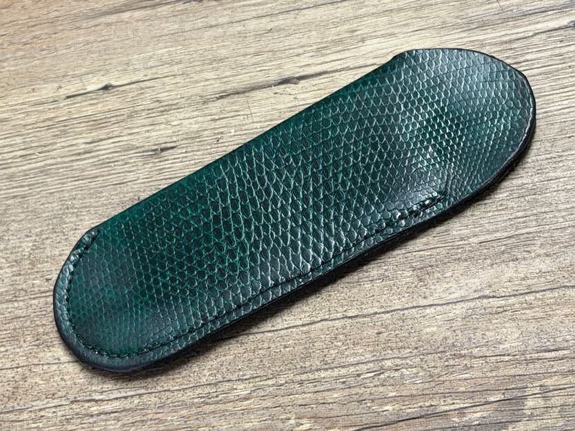 Edles Steck-Etui aus Eidechsenleder (Echtleder), Farbe Malachitgrün für Laguiole Taschenmesser bis 12 cm und alle hier eingestellten Taschenmesser bis 12 cm Grifflänge Edles Steck-Etui aus Eidechsenleder (Echtleder), Farbe Malachitgrün für Laguiole Taschenmesser bis 12 cm und alle hier eingestellten Taschenmesser bis 12 cm Grifflänge