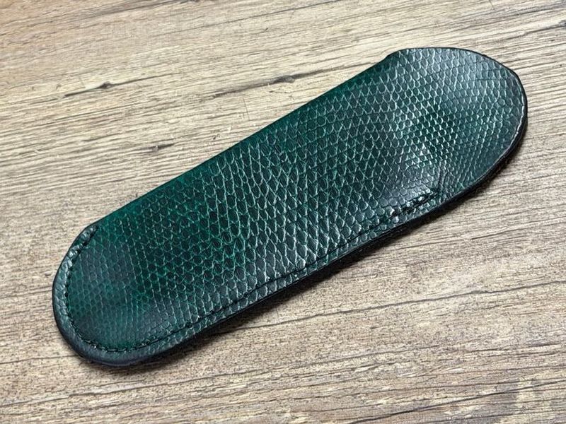 Edles Steck-Etui aus Eidechsenleder (Echtleder), Farbe Malachitgrün für Laguiole Taschenmesser bis 12 cm und alle hier eingestellten Taschenmesser bis 12 cm Grifflänge Edles Steck-Etui aus Eidechsenleder (Echtleder), Farbe Malachitgrün für Laguiole Taschenmesser bis 12 cm und alle hier eingestellten Taschenmesser bis 12 cm Grifflänge