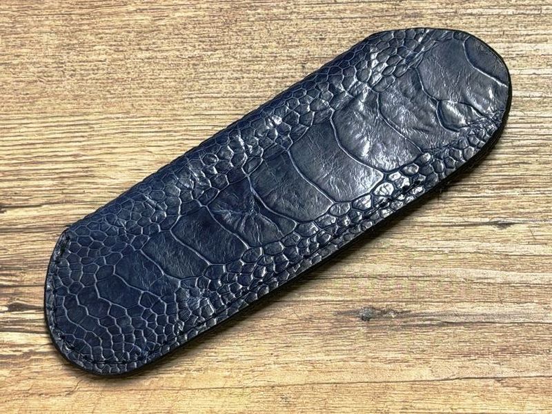 Edles Steck-Etui aus Straußenleder (Echtleder), Farbe dunkelblau, große Beinschuppen, für Laguiole Taschenmesser bis 12 cm und alle hier eingestellten Taschenmesser bis 12 cm Grifflänge, Edles Steck-Etui aus Straußenleder (Echtleder), Farbe dunkelblau, große Beinschuppen, für Laguiole Taschenmesser bis 12 cm und alle hier eingestellten Taschenmesser bis 12 cm Grifflänge,