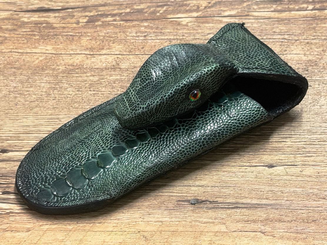 Exklusives und einzigartiges Echsenkopf-Gürtellederholster für Laguiole und schlanke Taschenmesser bis 12 cm mit und ohne Doppelplatine