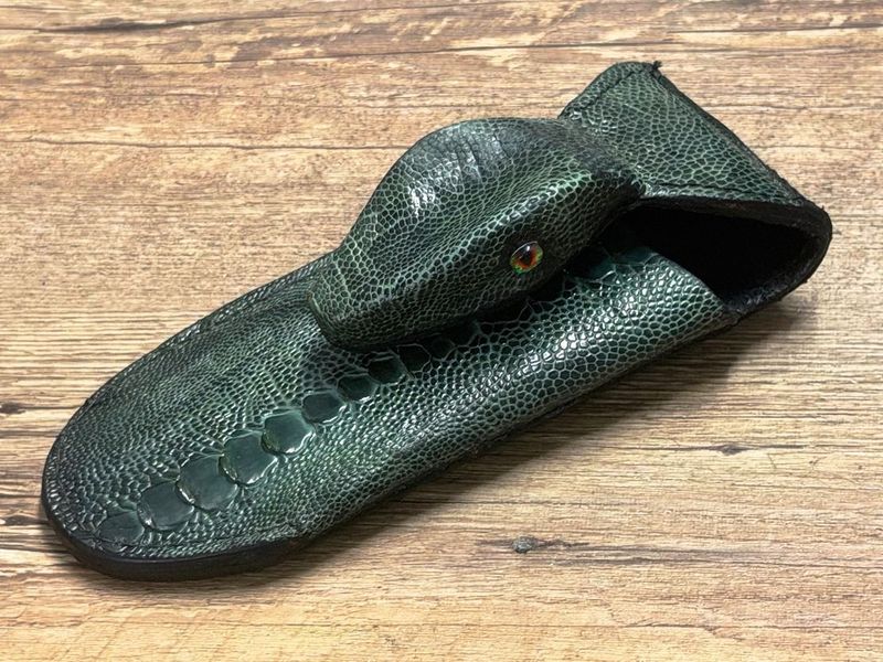Exklusives und einzigartiges Echsenkopf-Gürtellederholster für Laguiole und schlanke Taschenmesser bis 12 cm mit und ohne Doppelplatine Exklusives und einzigartiges Echsenkopf-Gürtellederholster für Laguiole und schlanke Taschenmesser bis 12 cm mit und ohne Doppelplatine