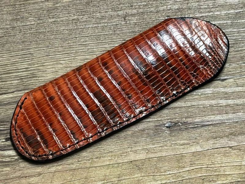 Edles Steck-Etui aus Eidechsenleder (Echtleder), Farbe braun, für Laguiole Taschenmesser bis 12 cm und alle hier eingestellten Taschenmesser bis 12 cm Grifflänge Edles Steck-Etui aus Eidechsenleder (Echtleder), Farbe braun, für Laguiole Taschenmesser bis 12 cm und alle hier eingestellten Taschenmesser bis 12 cm Grifflänge