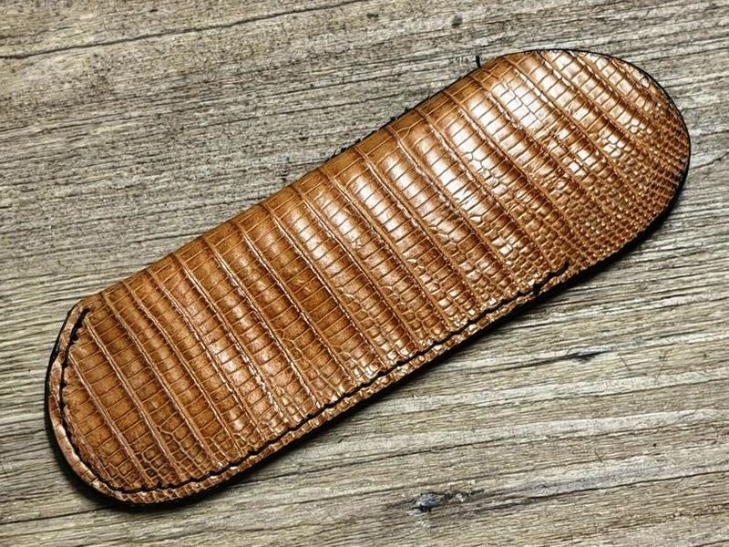 Edles Steck-Etui aus Eidechsenleder (Echtleder), Farbe hellbraun, für Laguiole Taschenmesser bis 12 cm und alle hier eingestellten Taschenmesser bis 12 cm Grifflänge Edles Steck-Etui aus Eidechsenleder (Echtleder), Farbe hellbraun, für Laguiole Taschenmesser bis 12 cm und alle hier eingestellten Taschenmesser bis 12 cm Grifflänge