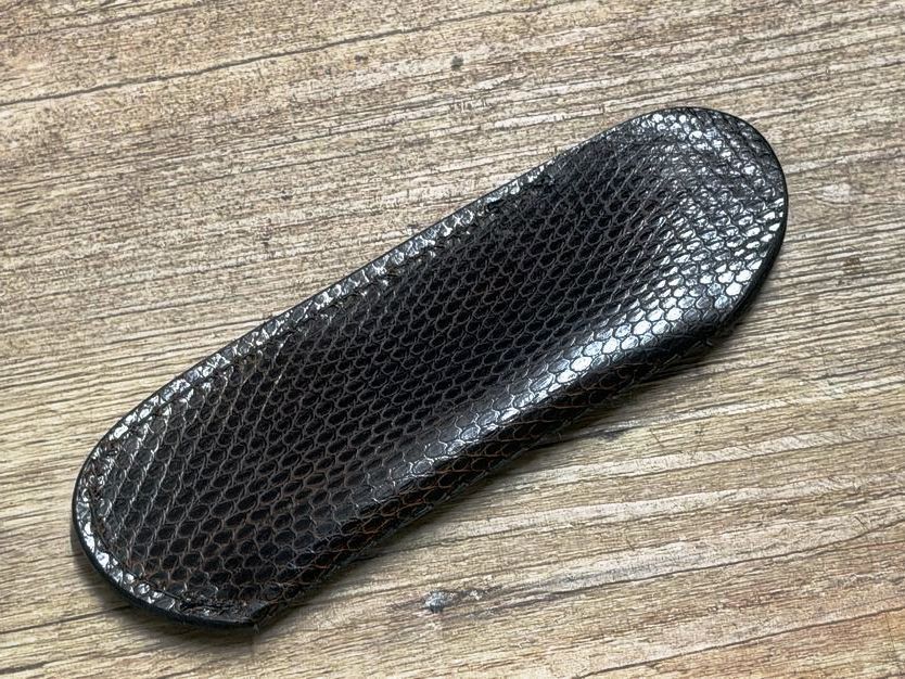 Edles Steck-Etui aus Eidechsenleder (Echtleder), Farbe dunkelbraun, für Laguiole Taschenmesser bis 12 cm und alle hier eingestellten Taschenmesser bis 12 cm Grifflänge