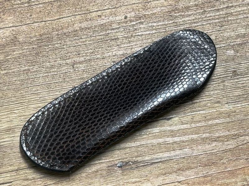 Edles Steck-Etui aus Eidechsenleder (Echtleder), Farbe dunkelbraun, für Laguiole Taschenmesser bis 12 cm und alle hier eingestellten Taschenmesser bis 12 cm Grifflänge Edles Steck-Etui aus Eidechsenleder (Echtleder), Farbe dunkelbraun, für Laguiole Taschenmesser bis 12 cm und alle hier eingestellten Taschenmesser bis 12 cm Grifflänge