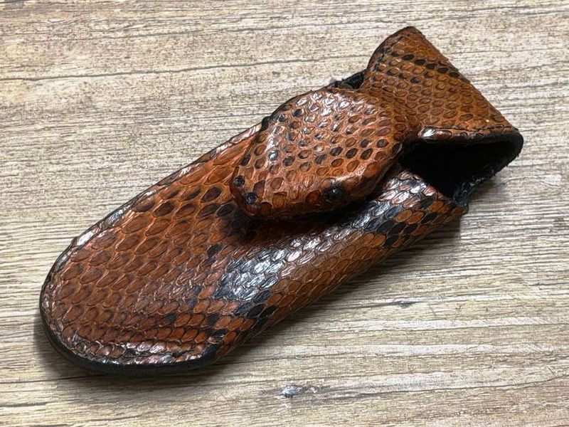 Exklusives und einzigartiges Schlangenkopf-Gürtellederholster für Laguiole Taschenmesser mit und ohne Doppelplatine, sowie schlanke Taschenmesser bis 12 cm