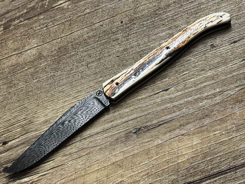 Laguiole Folder von Tim Bernard, Griff Mammutelfenbein, Klinge 300 Lagen Federdamast mit beidseitiger Rückenfase, Lederetui vom Seewolf, ein Unikat, das Tradition, Moderne  Kultur vereint