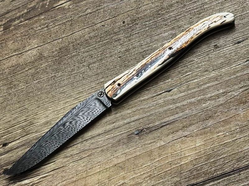 Laguiole Folder von Tim Bernard, Griff Mammutelfenbein, Klinge 300 Lagen Federdamast mit beidseitiger Rückenfase, Lederetui vom Seewolf, ein Unikat, das Tradition, Moderne Kultur vereint Laguiole Folder von Tim Bernard, Griff Mammutelfenbein, Klinge 300 Lagen Federdamast mit beidseitiger Rückenfase, Lederetui vom Seewolf, ein Unikat, das Tradition, Moderne Kultur vereint