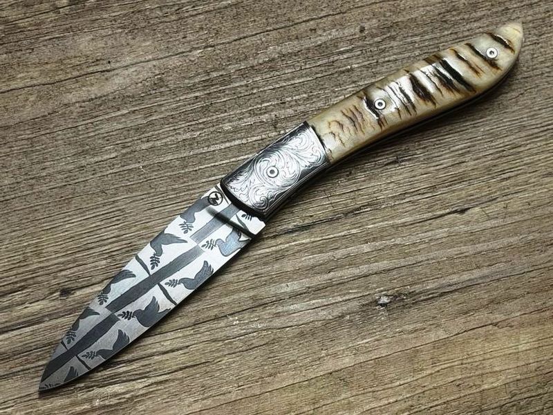 Couteau Névé von Tim Bernard, Damaskustaube, Griff Widderhorn, Klinge 300 Lagen Mosaikdamast Taubenmotiv, Mitres graviert,Schlangenlederetui