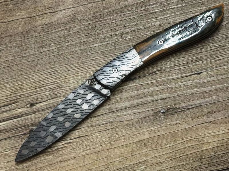 Couteau Névé von Tim Bernard,  Griff blaues Mammutelfenbein, Klinge und Mitres 300 Lagen Mosaikdamast, Schlangenlederetui