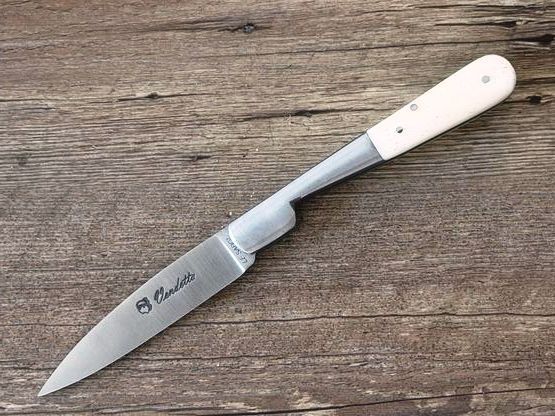 Vendetta, Griff Rinderbein weiß mit Ressortverzierung, Schmiede Au Sabot Vendetta, Griff Rinderbein weiß mit Ressortverzierung, Schmiede Au Sabot