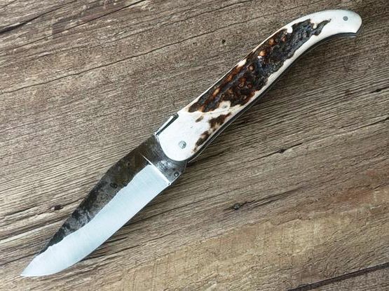 Schweres Jagdmesser von Laguiole en Aubrac,  Griff  Hirschhorn aus der Auvergne, Klinge Karbonstahl, roh geschmiedet, Gürtellederholster,  Messer Nr. 1