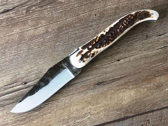 Schweres Jagdmesser von Laguiole en Aubrac, Griff Hirschhorn aus der Auvergne, Klinge Karbonstahl, roh geschmiedet, Gürtellederholster, Messer Nr. 2 Schweres Jagdmesser von Laguiole en Aubrac, Griff Hirschhorn aus der Auvergne, Klinge Karbonstahl, roh geschmiedet, Gürtellederholster, Messer Nr. 2
