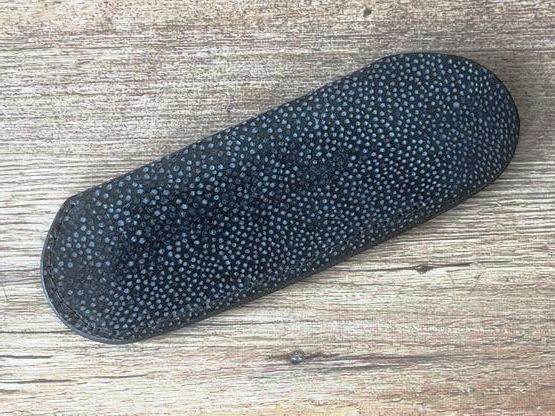 Edles Steck-Etui aus Leder vom Seewolf (Echtleder), Farbe dunkelblau gesprenkelt, für Laguiole Taschenmesser bis 12 cm und alle hier eingestellten Taschenmesser bis 12 cm Grifflänge Edles Steck-Etui aus Leder vom Seewolf (Echtleder), Farbe dunkelblau gesprenkelt, für Laguiole Taschenmesser bis 12 cm und alle hier eingestellten Taschenmesser bis 12 cm Grifflänge