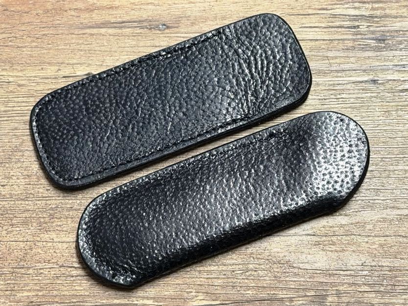 Edles Steck-Etui aus Leder vom Seewolf (Echtleder), Farbe schwarz gesprenkelt, für Laguiole Taschenmesser bis 12 cm und alle hier eingestellten Taschenmesser bis 12 cm Grifflänge, rund oder eckig Edles Steck-Etui aus Leder vom Seewolf (Echtleder), Farbe schwarz gesprenkelt, für Laguiole Taschenmesser bis 12 cm und alle hier eingestellten Taschenmesser bis 12 cm Grifflänge, rund oder eckig